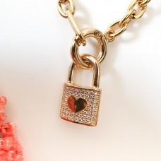 Colar corrente com pingente cadeado