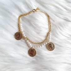Pulseira em pérola com medalhas